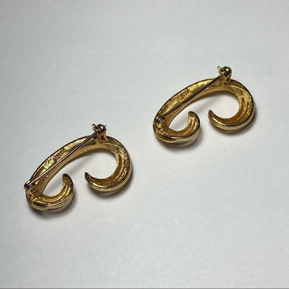 *Coro* Vintage Stamped Gold-tone Brooches - Picture 2 of 5
